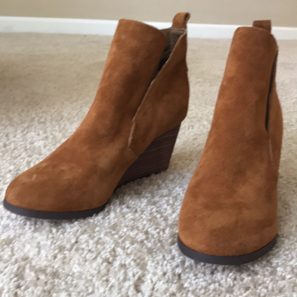 Light brown suede booties
